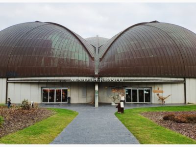 Edificiu del Muséu del Xurásicu d’Asturies, con forma de güelga tridáctila de dinosauriu.