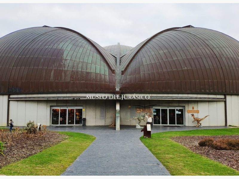 Edificiu del Muséu del Xurásicu d’Asturies, con forma de güelga tridáctila de dinosauriu.