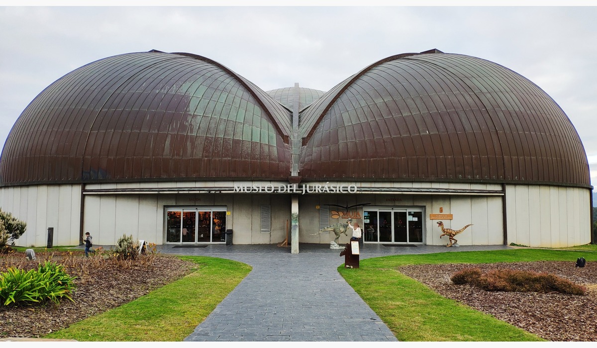 Edificiu del Muséu del Xurásicu d’Asturies, con forma de güelga tridáctila de dinosauriu.