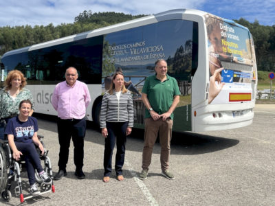 Autobús de la lanzadera de branu a Rodiles con representantes institucionales delantre del vehículu.