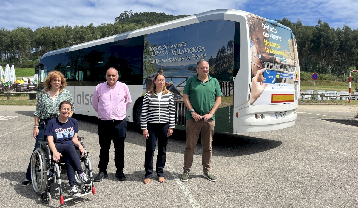 Autobús de la lanzadera de branu a Rodiles con representantes institucionales delantre del vehículu.