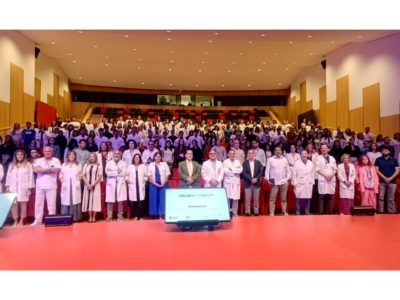 Profesionales y personal en formación nun actu del Hospital Universitariu Central d’Asturies.