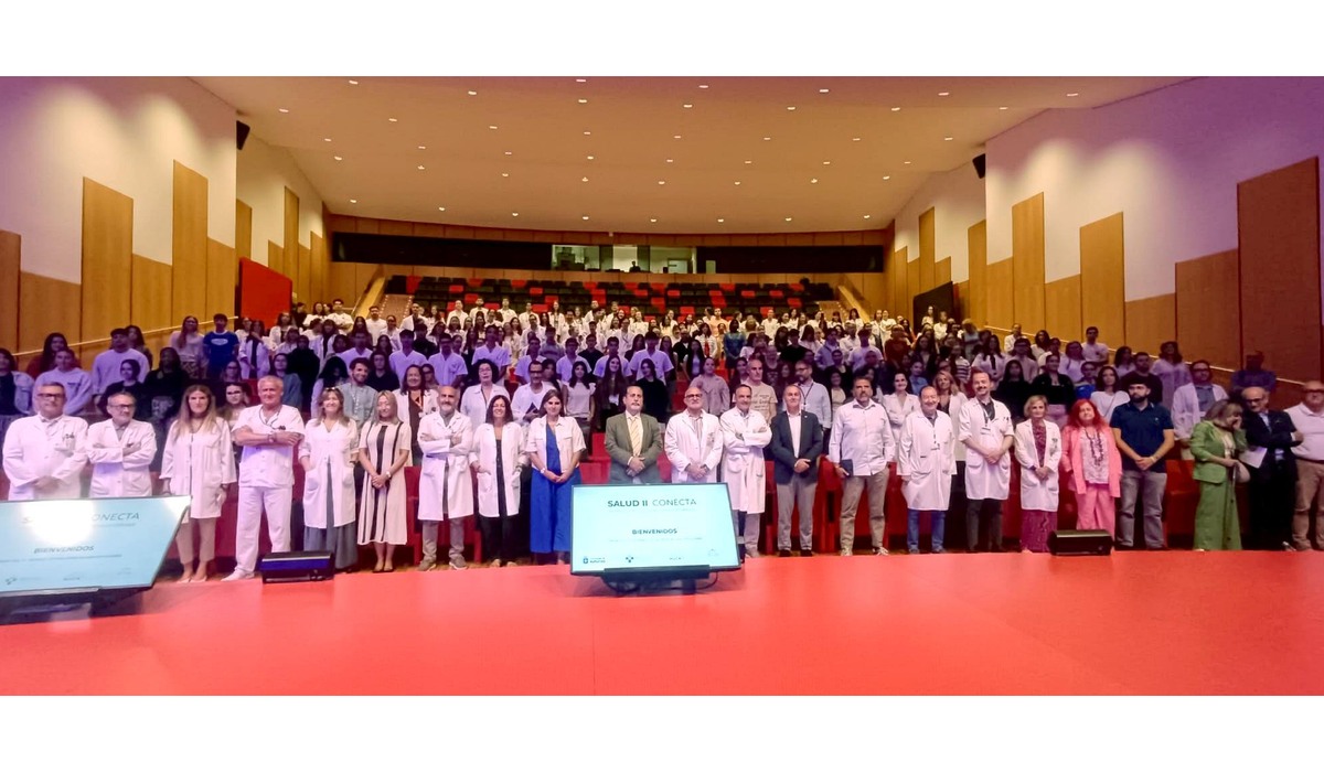 Profesionales y personal en formación nun actu del Hospital Universitariu Central d’Asturies.