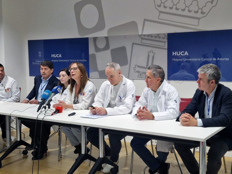Profesionales sanitarios y responsables del HUCA nuna comparecencia institucional.