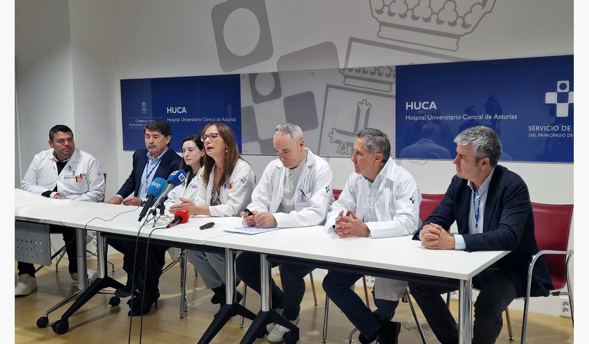 Profesionales sanitarios y responsables del HUCA nuna comparecencia institucional.