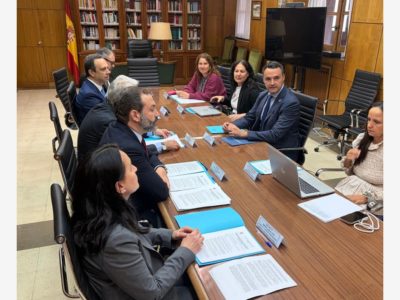 Responsables institucionales nuna reunión de trabayu sobre Xusticia n’Asturies.
