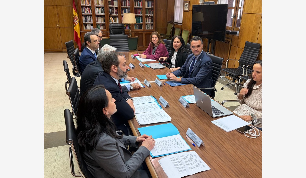 Responsables institucionales nuna reunión de trabayu sobre Xusticia n’Asturies.