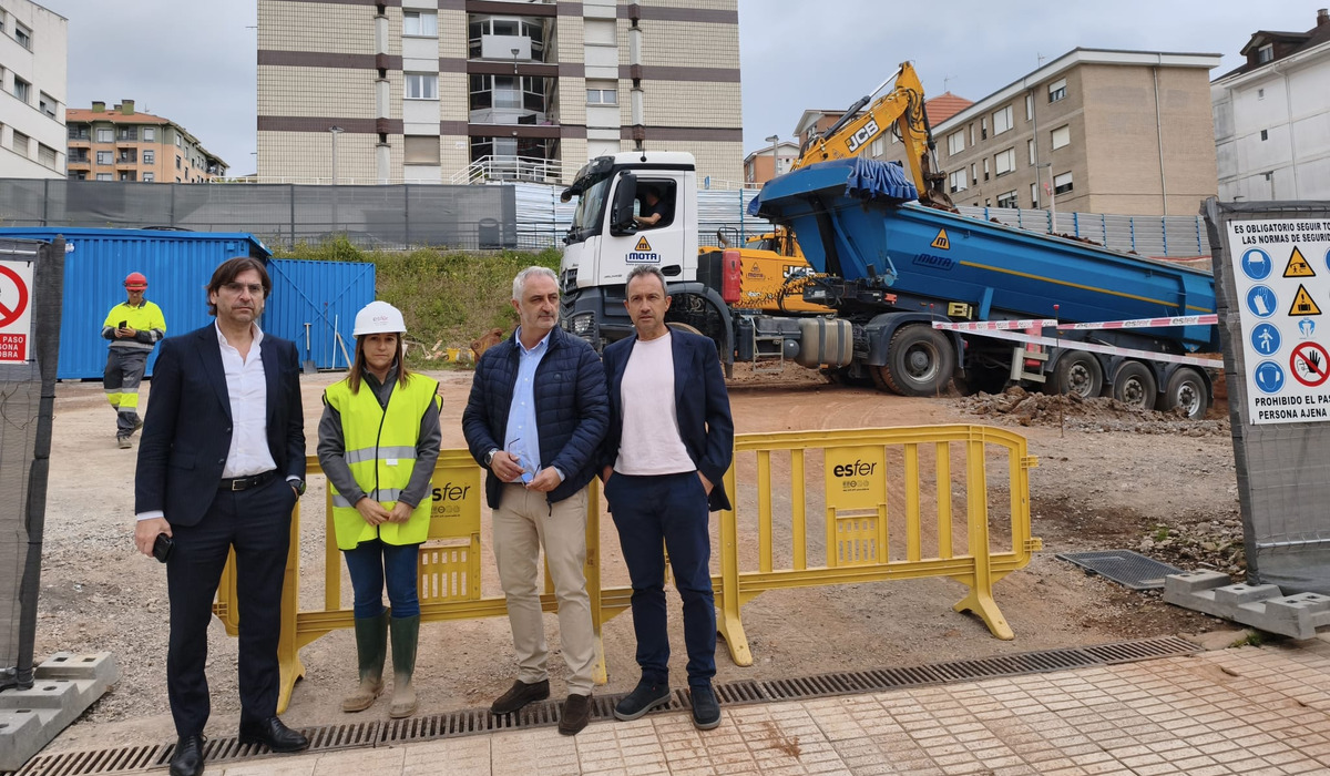 Ovidio Zapico con otros representantes institucionales nuna visita a unes obres públiques.