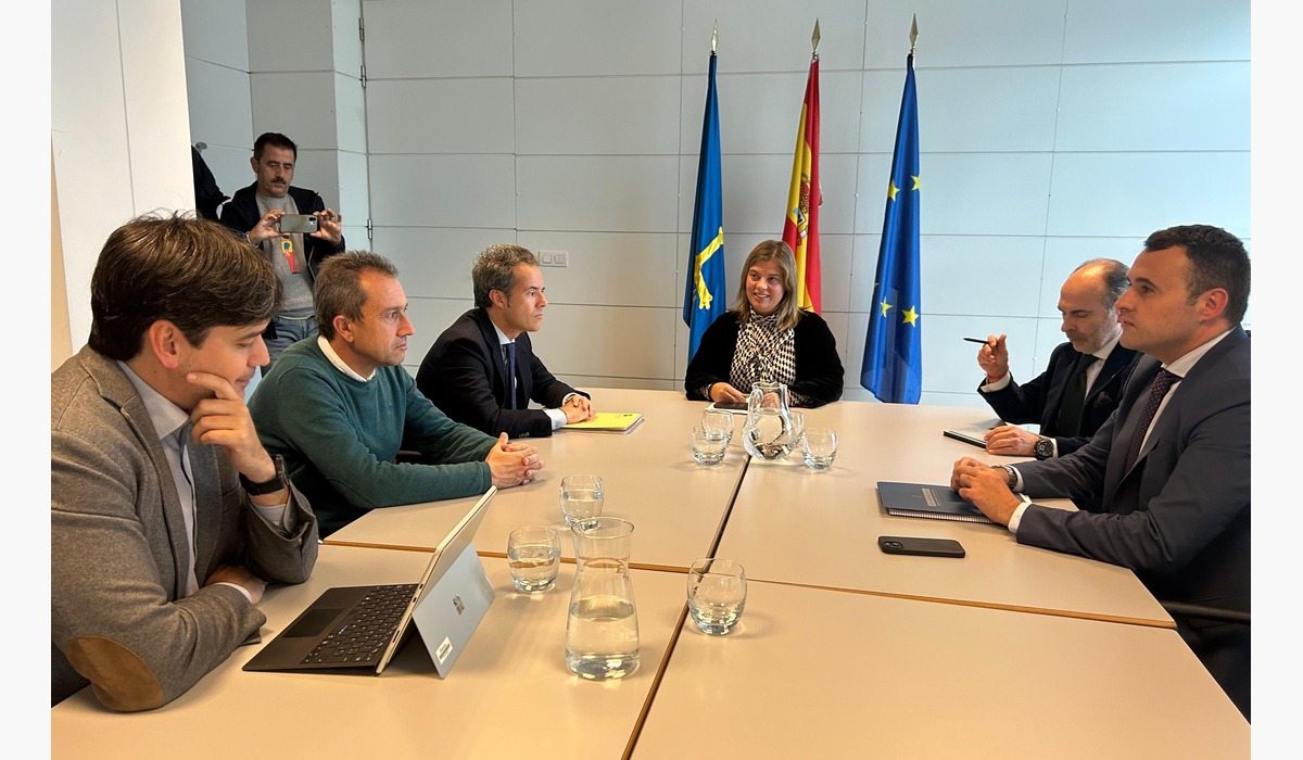 Representantes institucionales aconceyaos na comisión especial pa la ordenación de los terrenos del antiguu HUCA d’El Cristo.