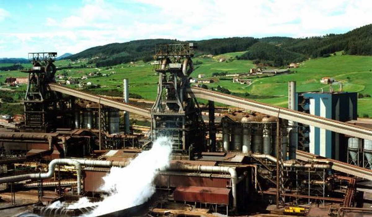 Imaxe d’archivu d’actividá empresarial ya industrial n’Asturies.