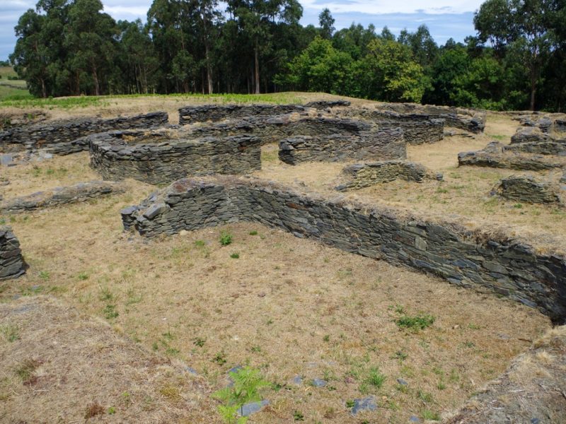 Vista del Castru de Mohías, en Cuaña, con restos de construcciones y muralles de piedra.