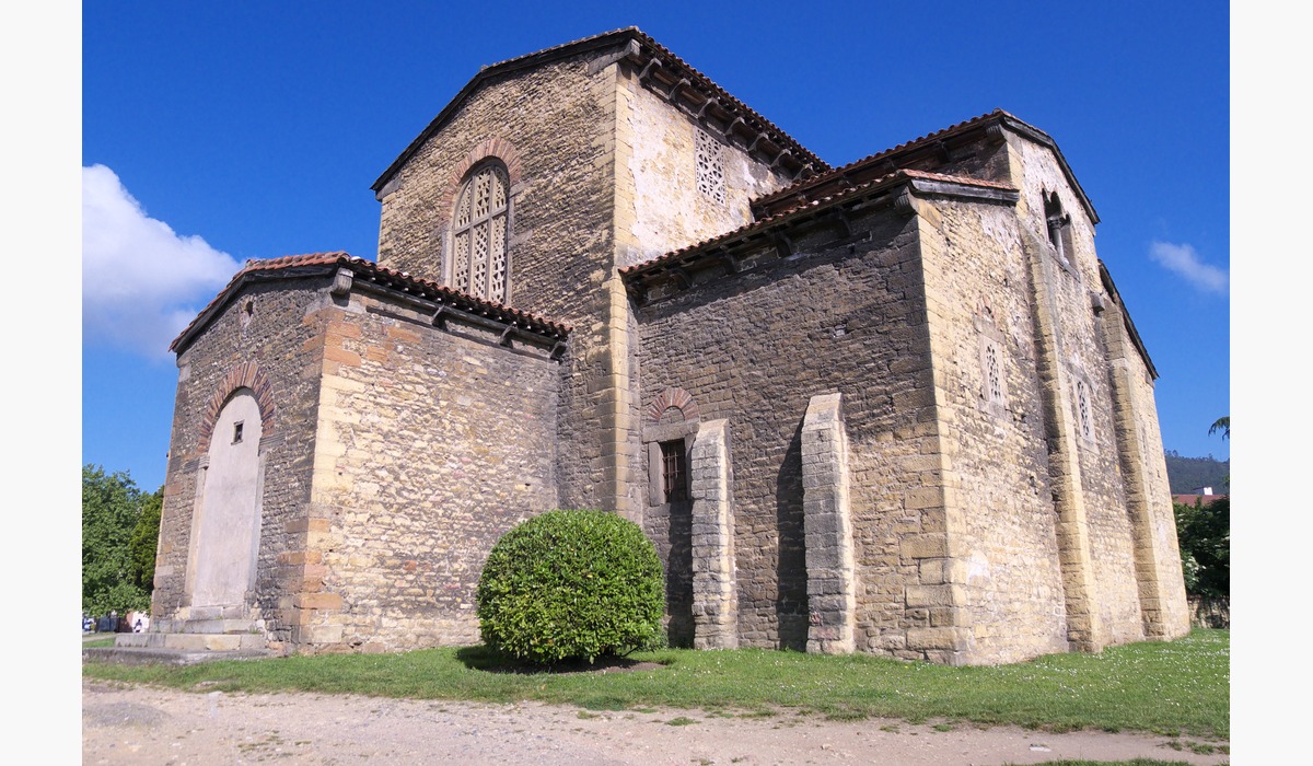 Ilesia prerrománica de Santuyano, n’Uviéu, vista dende l’esterior.
