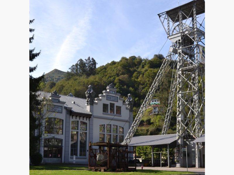Castillete y casa de máquines del Pozu San Ḷḷuis, nel Valle de Samuño, Llangréu.