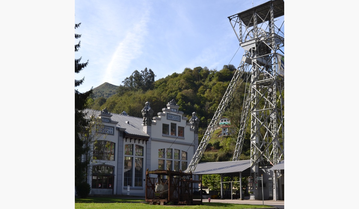 Castillete y casa de máquines del Pozu San Ḷḷuis, nel Valle de Samuño, Llangréu.