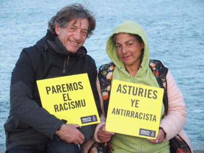 Activistes colos cartelos Paremos el racismo y Asturies ye antirracista nuna movilización en Xixón