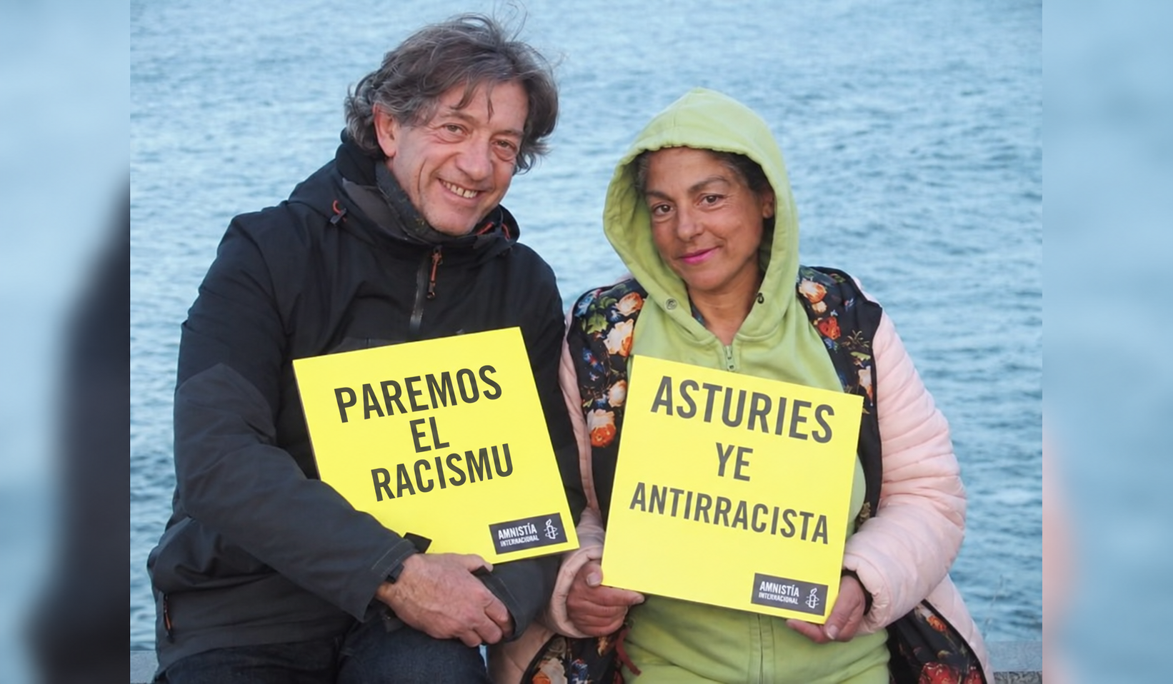 Activistes colos cartelos Paremos el racismo y Asturies ye antirracista nuna movilización en Xixón