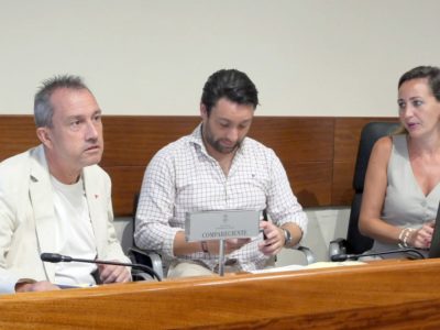 Ovidio Zapico na Xunta Xeneral durante la comparecencia na que detalló’l calendariu de les 270 viviendes públiques d’Uviéu.