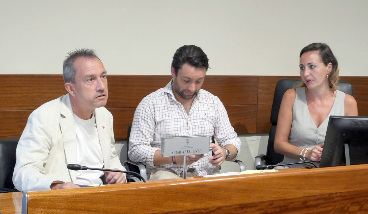 Ovidio Zapico na Xunta Xeneral durante la comparecencia na que detalló’l calendariu de les 270 viviendes públiques d’Uviéu.
