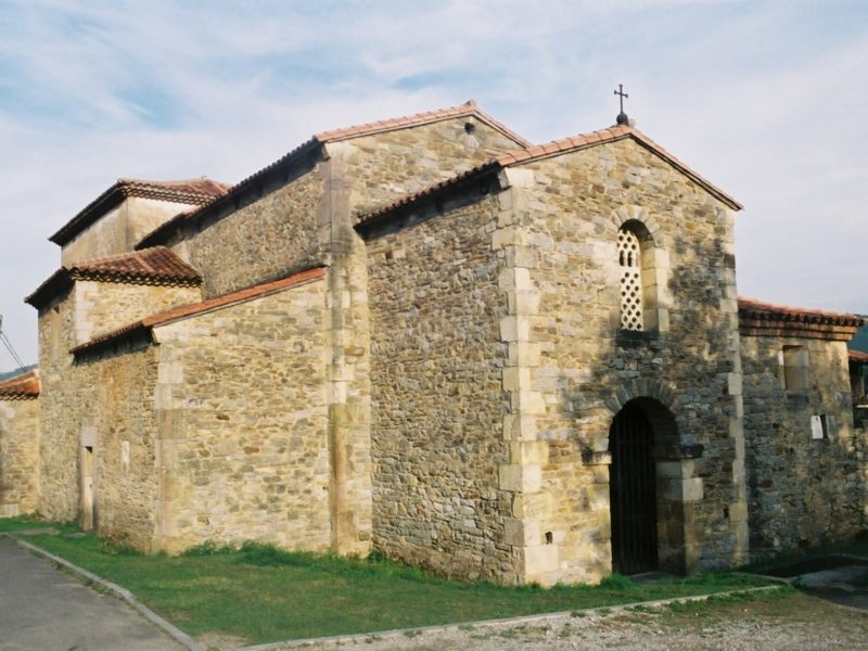 Ilesia de Santianes de Pravia, nuna semeya d’archivu de 2004.