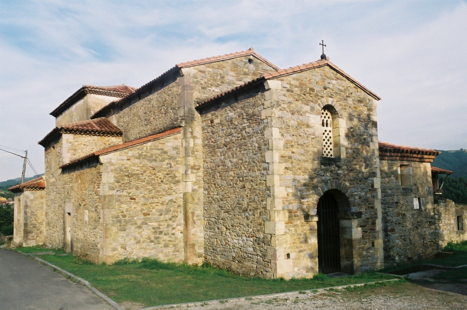 Ilesia de Santianes de Pravia, nuna semeya d’archivu de 2004.