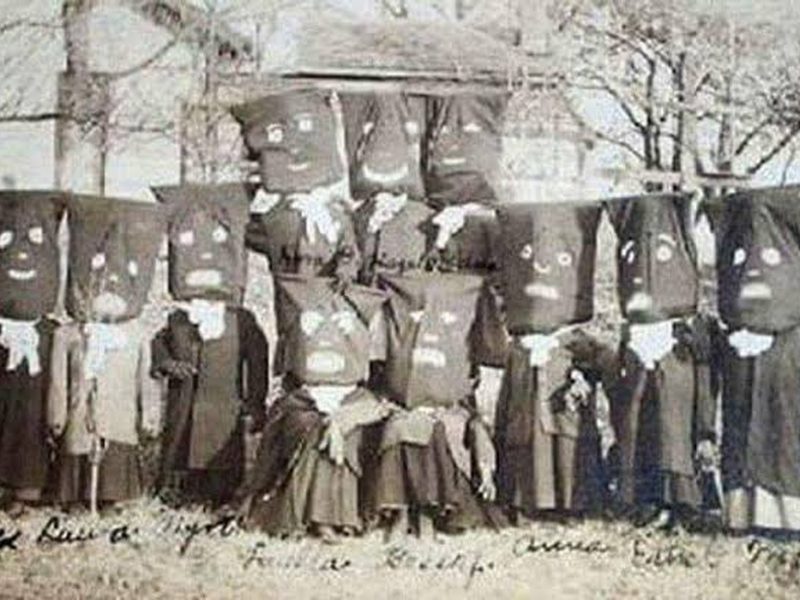 Grupu de persones con mázcares y disfraces na Viespera de Tolos Santos en Siero, 1917, según la identificación apurrida pola redacción.
