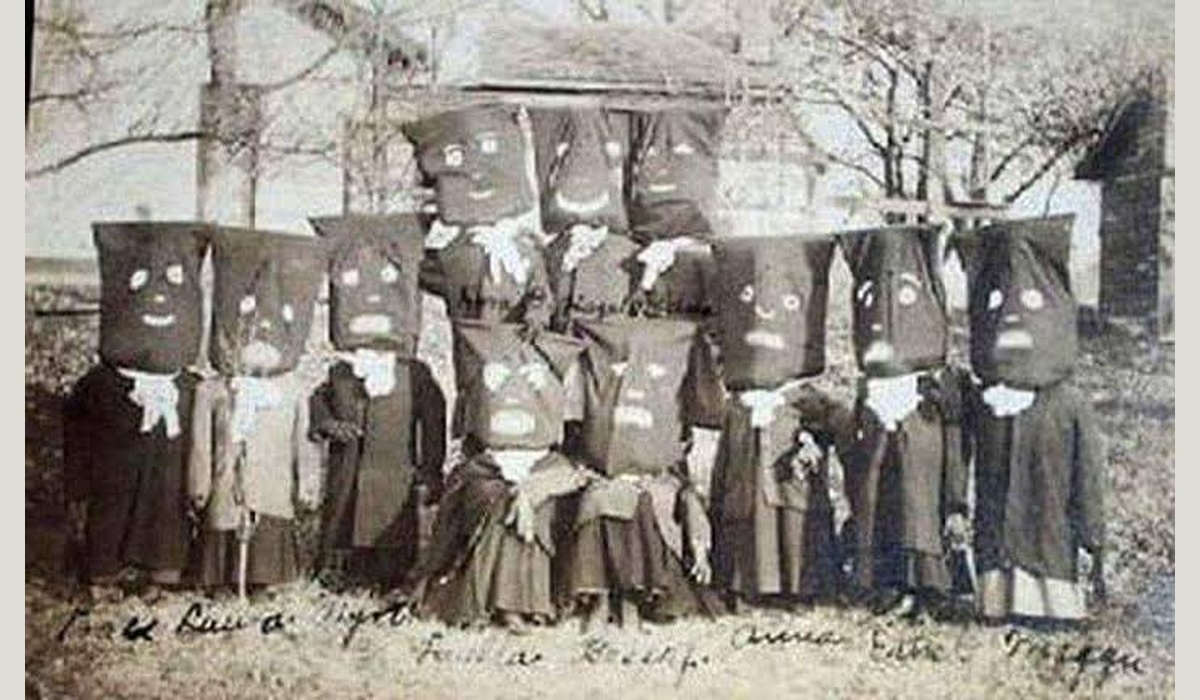 Grupu de persones con mázcares y disfraces na Viespera de Tolos Santos en Siero, 1917, según la identificación apurrida pola redacción.