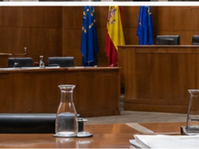 Sala de reuniones institucional ficticia, illustración xenerada con IA