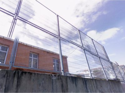 Parte del valláu perimetral del Centru de Responsabilidá Penal de Menores de Sograndio durante les obres de refuerzu.