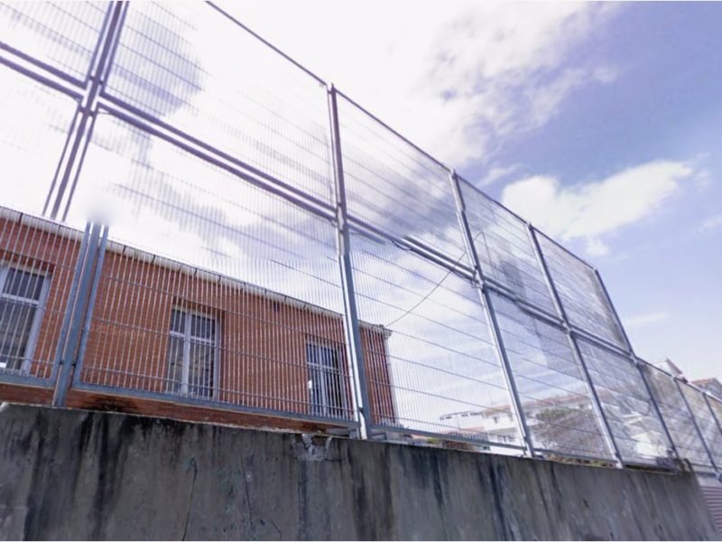 Parte del valláu perimetral del Centru de Responsabilidá Penal de Menores de Sograndio durante les obres de refuerzu.