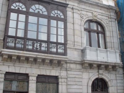 Fachada de la Casa de los Llanes, n’Uviéu, nuna semeya d’archivu de 2017.
