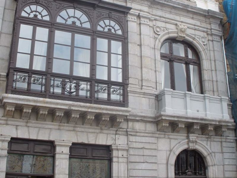 Fachada de la Casa de los Llanes, n’Uviéu, nuna semeya d’archivu de 2017.