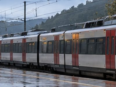 Tren de viaxeros nuna estación ficticia, illustración xenerada con IA