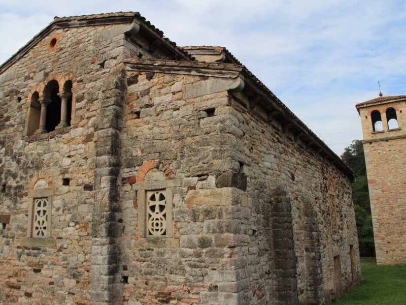 Fachades este y norte de San Pedro de Nora, en Les Regueres.