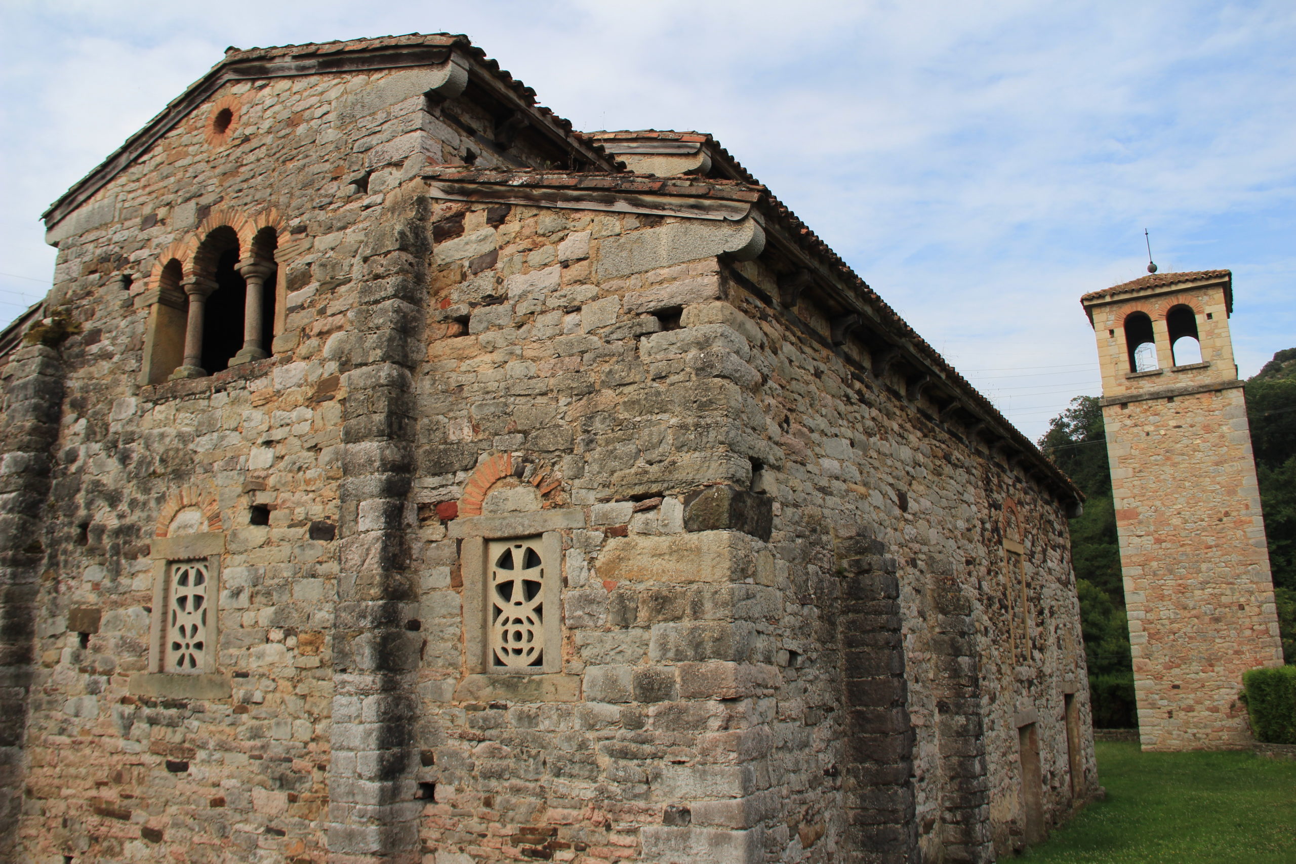Fachades este y norte de San Pedro de Nora, en Les Regueres.