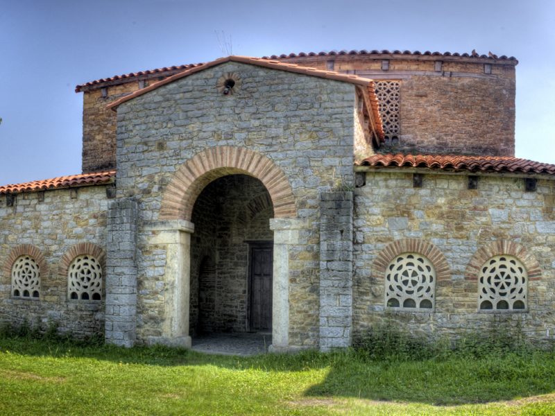 Santa María de Bendones. Panorámica compuesta pol autor a partir de tres semeyes.
