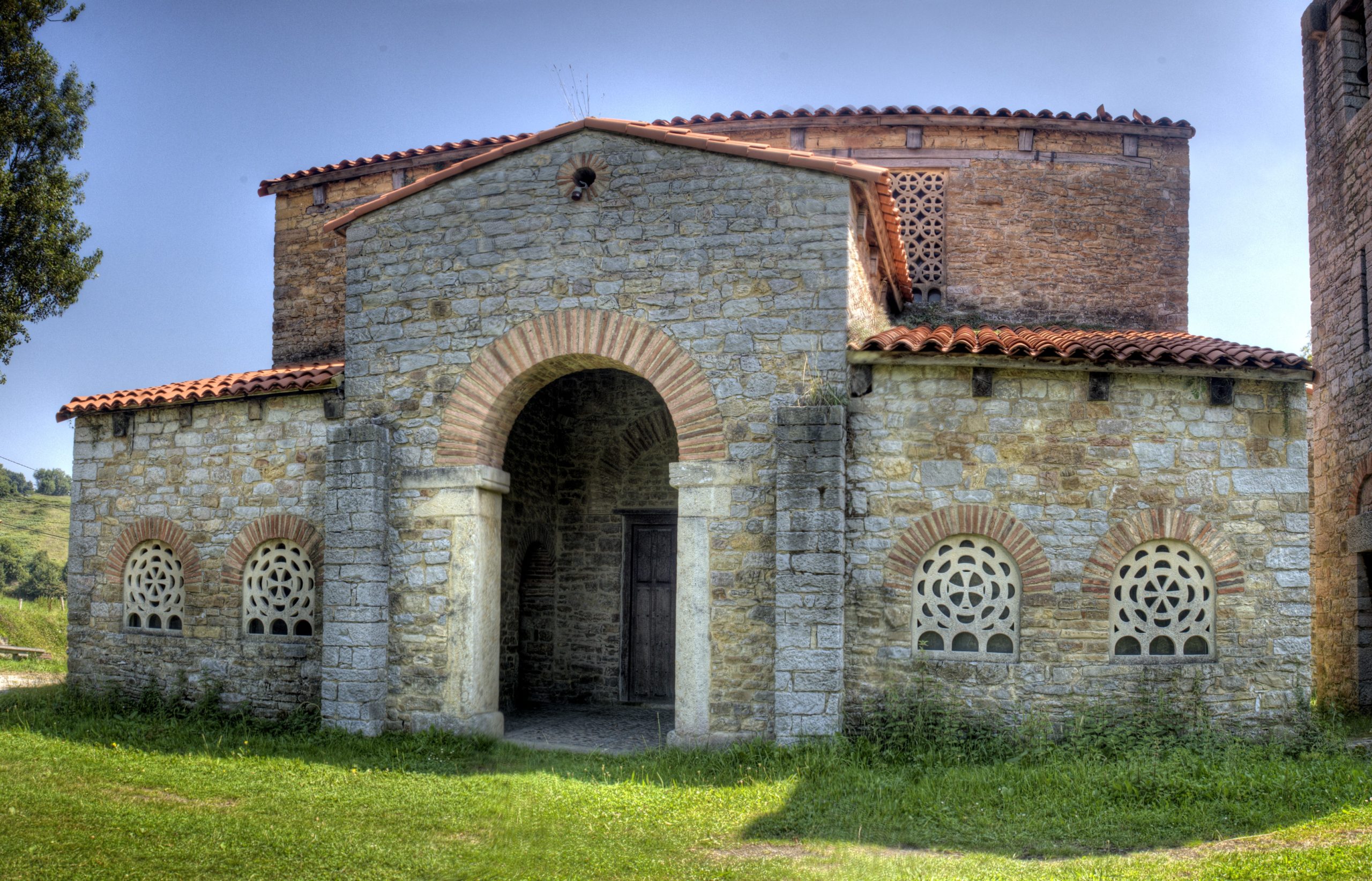 Santa María de Bendones. Panorámica compuesta pol autor a partir de tres semeyes.