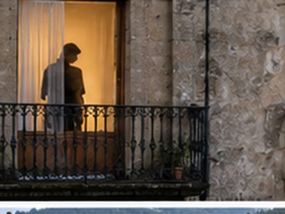 Viviendes d’una cai de piedra nun pueblu costeru ficticiu, illustración xenerada con IA