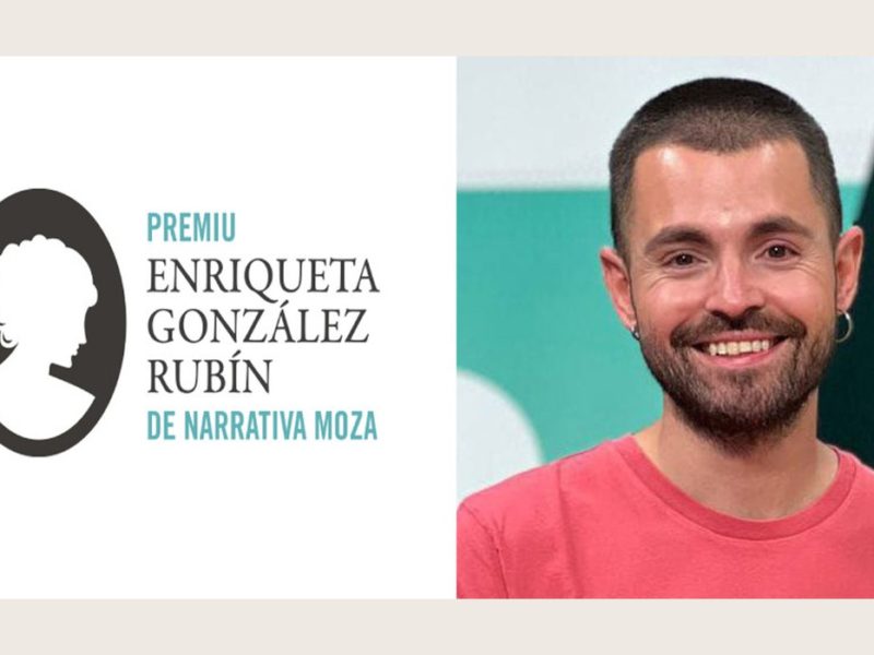 Pelayo Martínez Olay xunto a la gráfica del Premiu Enriqueta González Rubín de narrativa moza.