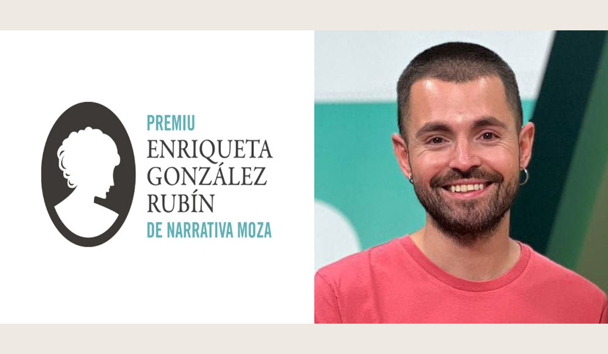 Pelayo Martínez Olay xunto a la gráfica del Premiu Enriqueta González Rubín de narrativa moza.