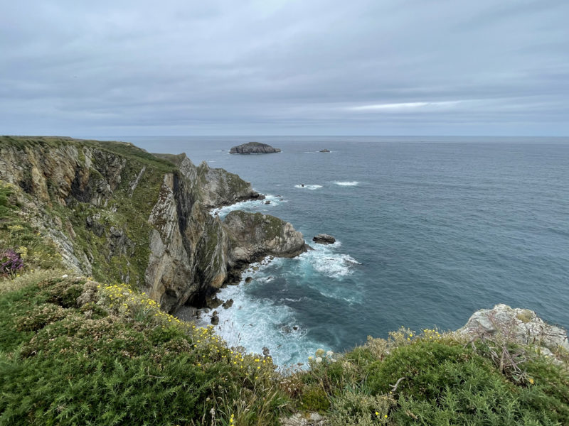 Cantiles y mar nel Cabu Peñes, en Gozón.