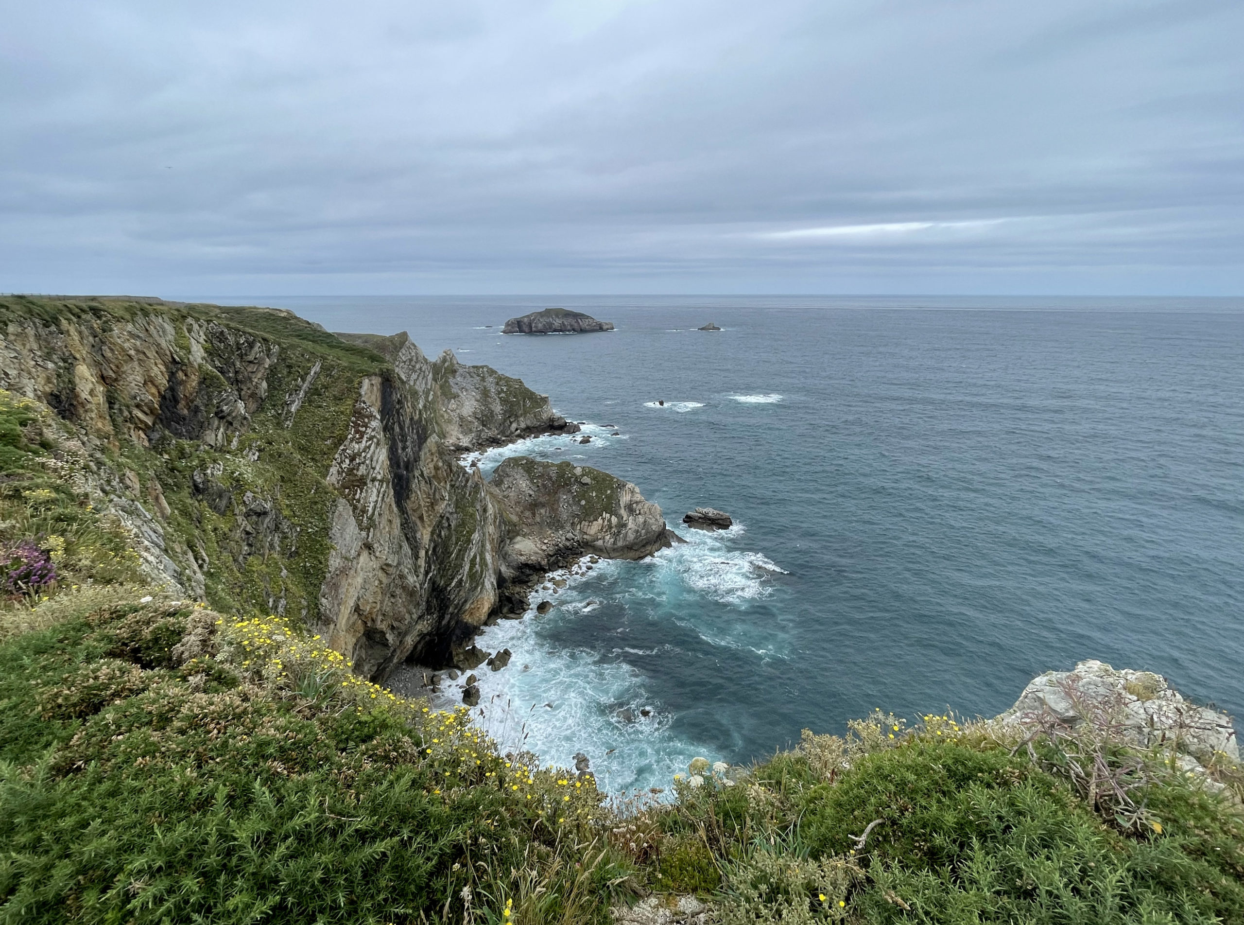Cantiles y mar nel Cabu Peñes, en Gozón.