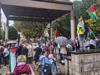 Persones con banderes palestines nuna movilización de solidaridá en Xixón.