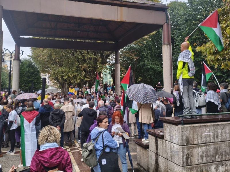Persones con banderes palestines nuna movilización de solidaridá en Xixón.