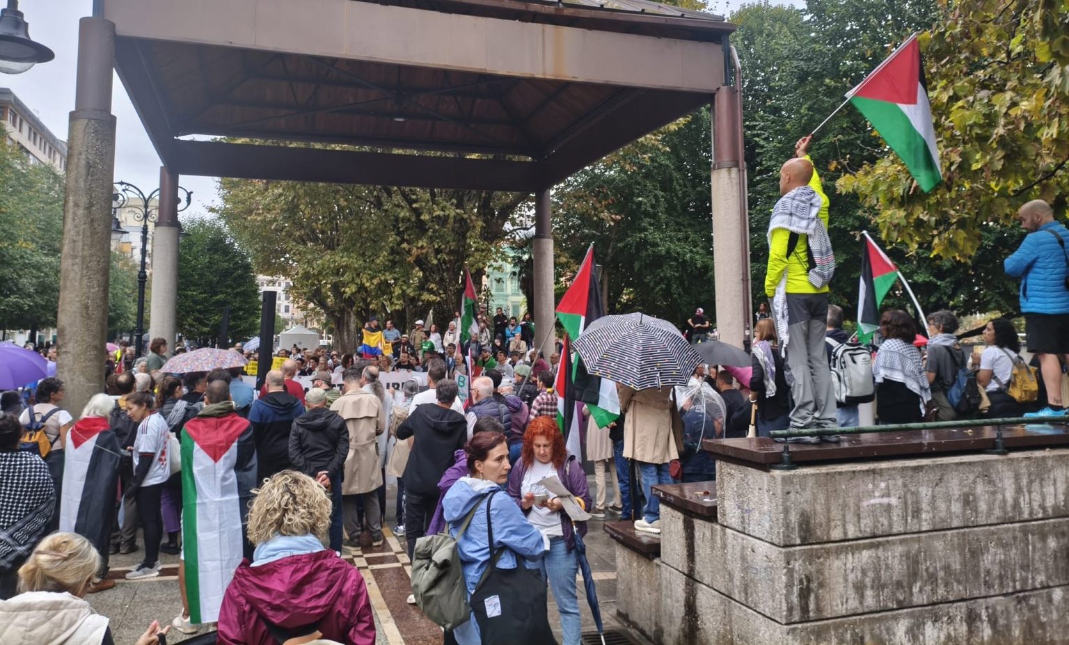 Persones con banderes palestines nuna movilización de solidaridá en Xixón.