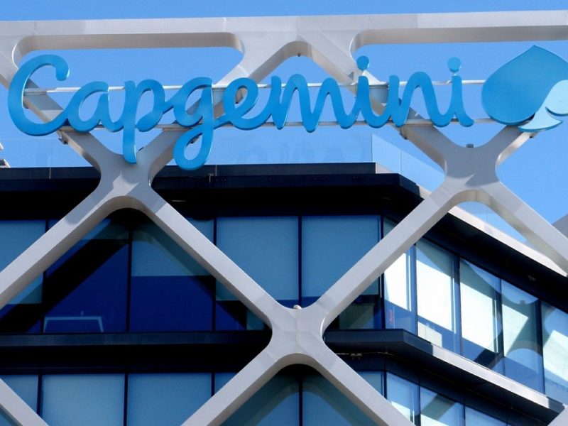 Fachada d’un edificiu de Capgemini n’España col logotipu de la empresa.