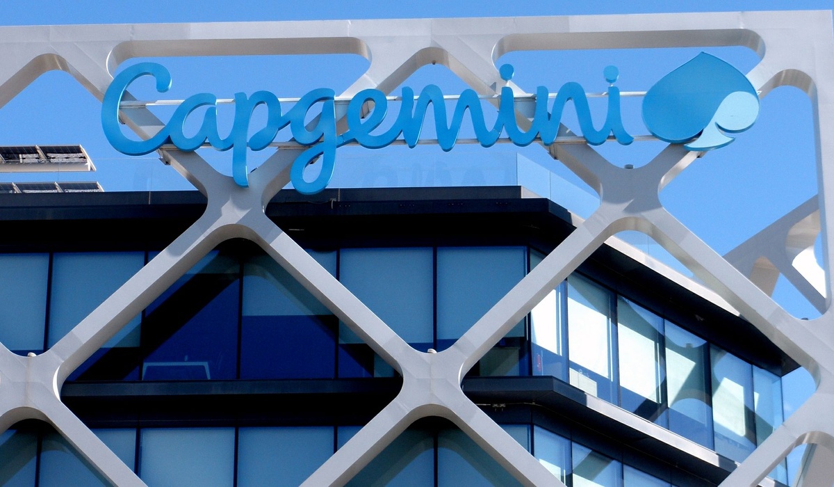 Fachada d’un edificiu de Capgemini n’España col logotipu de la empresa.