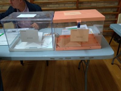 Dos urnes nuna mesa electoral durante unes eleiciones xenerales.