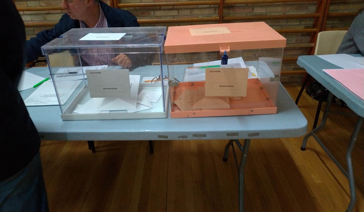 Dos urnes nuna mesa electoral durante unes eleiciones xenerales.