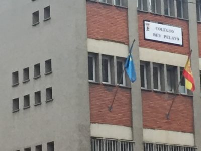 Fachada del Colexu Públicu Rei Pelayo de Xixón, col rótulu del centru