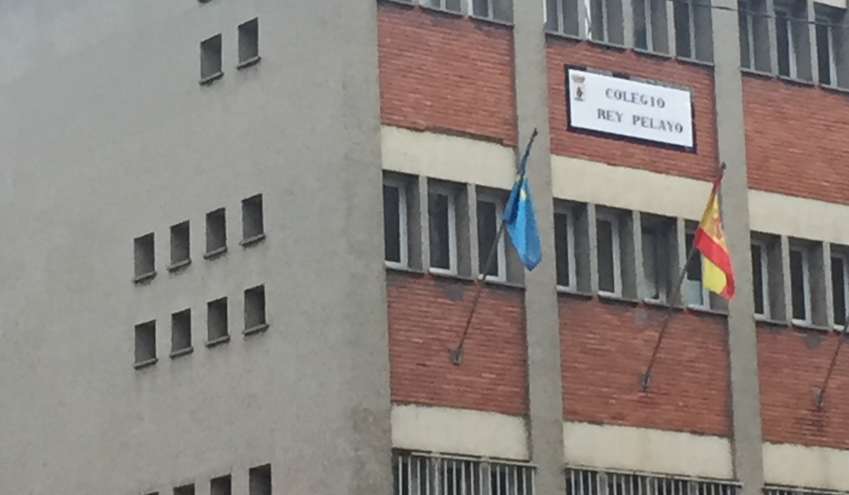 Fachada del Colexu Públicu Rei Pelayo de Xixón, col rótulu del centru